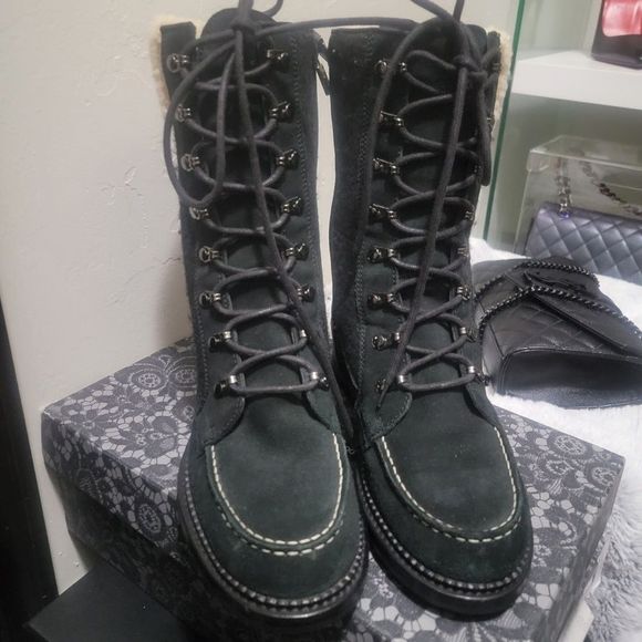 CHANEL SUEDE SHEARLING-LINED BOOTS 08A - Picture 2 of 5